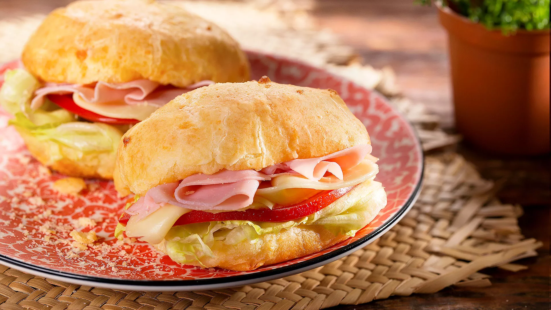 Pão de Queijo Recheado com Presunto e Mussarela