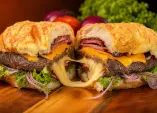 Burger de Picanha Recheado c/ Queijo 350g - Serve 2 Pessoas